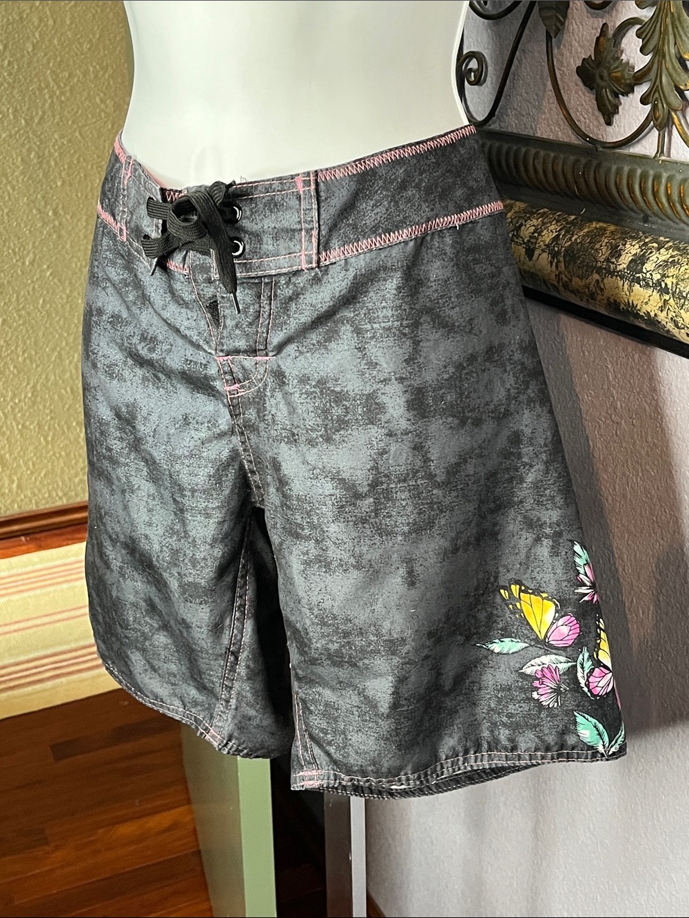 burnside Boatd/ Surf Shorts with Pink Stitching & Floral Butterfly Sz M